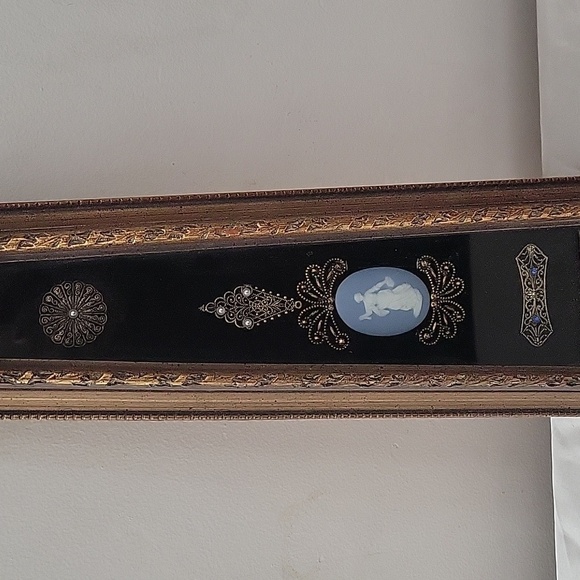 Vintage Colony Accents Cameo with Metal Art Wall Art - Picture 2 of 13